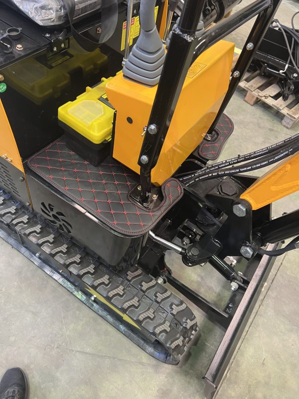Implemento de siembra de precisión acoplado a un tractor, listo para el trabajo.