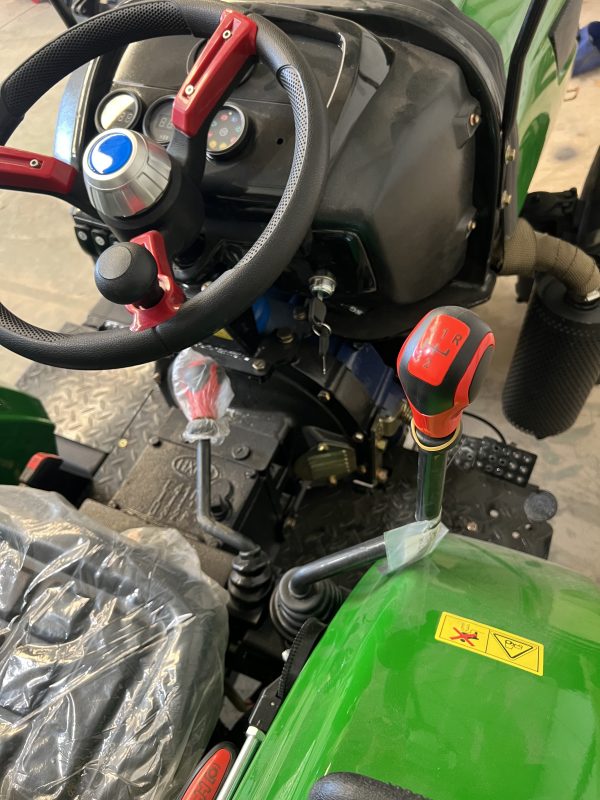 Cabina de tractor moderna con tecnología avanzada de control.