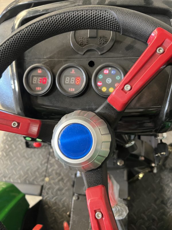 Cabina de tractor moderna con tecnología avanzada de control.