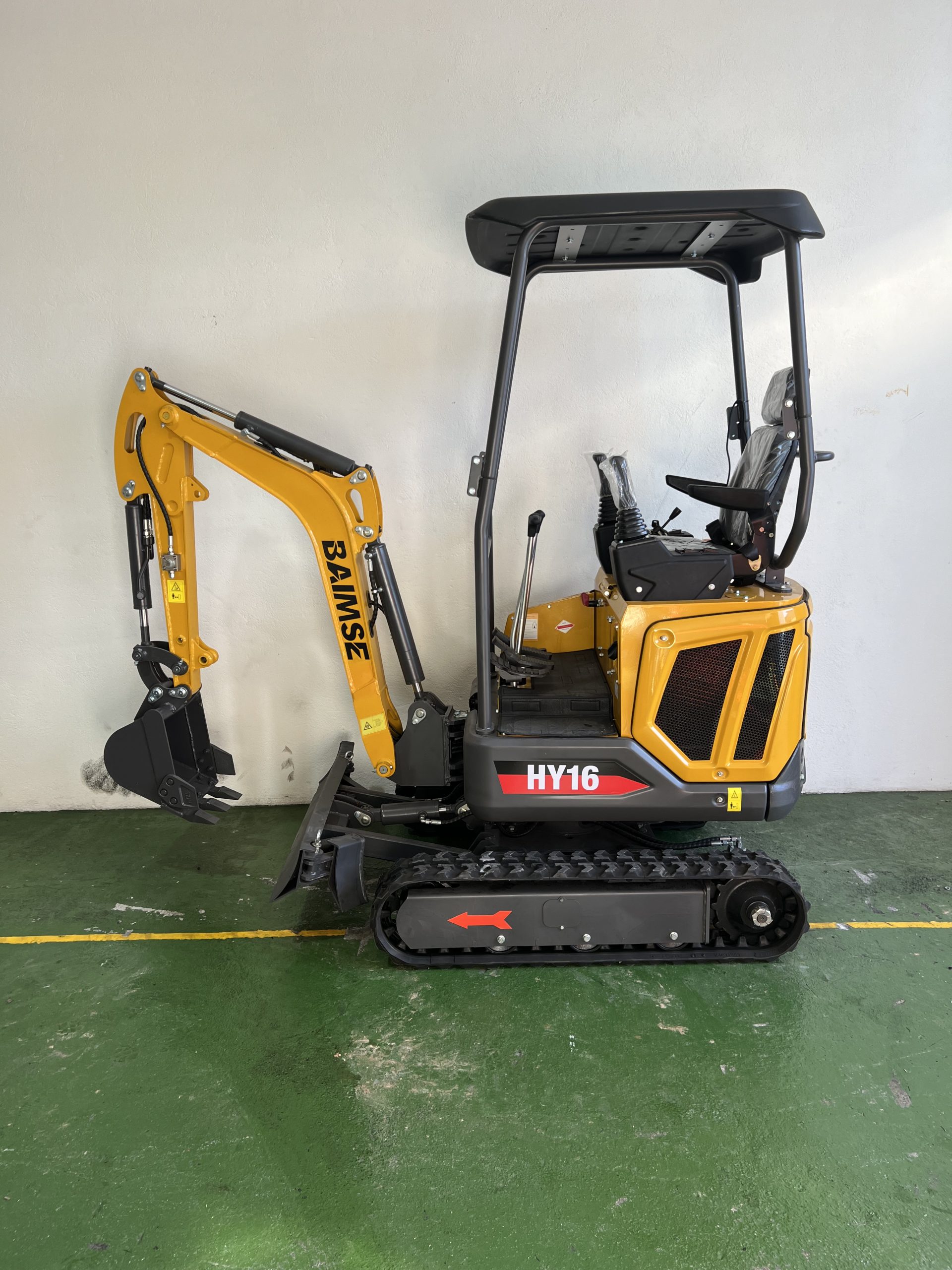 Mini Excavadora BAIMSE HY16 Kubota 1600 Kg de 3 Cilindros orugas retráctiles